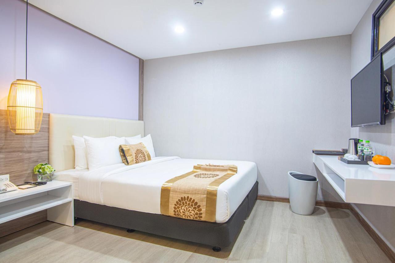 Bridge Lakeside Room For Rent Hanoi Exterior photo